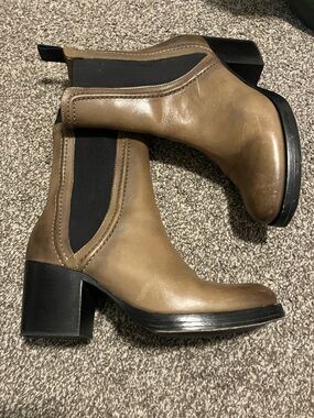 Frye Jean Leather Chelsea Booties Stone Boot Size 9B